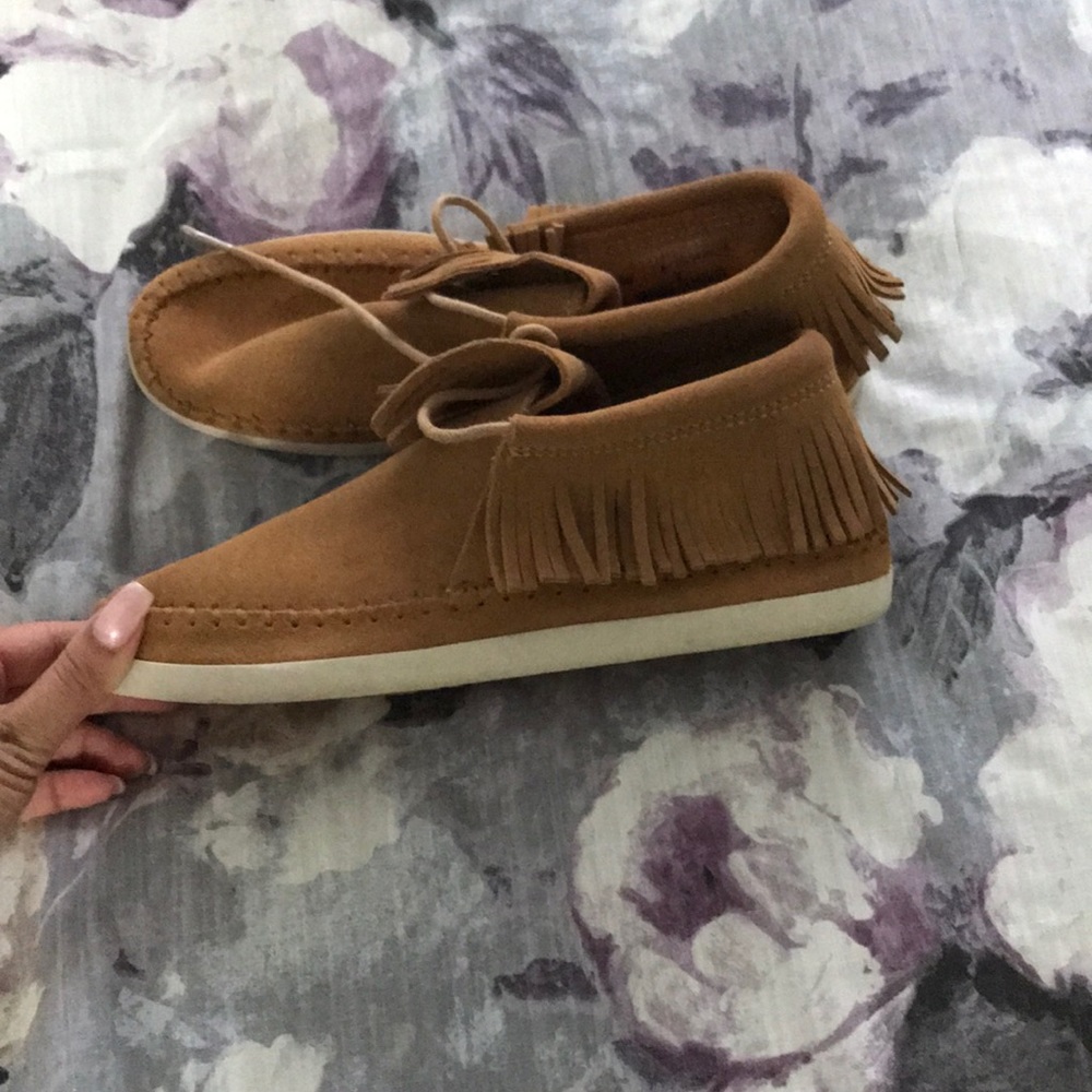 Minnetonka sneakers size 8